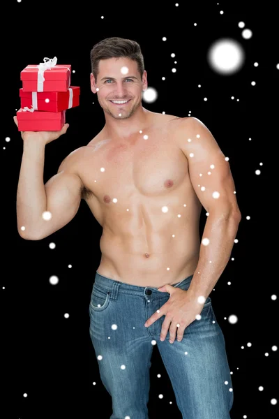 Homem muscular segurando pilha de presentes — Fotografia de Stock