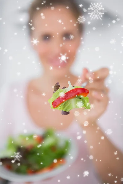Vrouw met salade schotel — Stockfoto