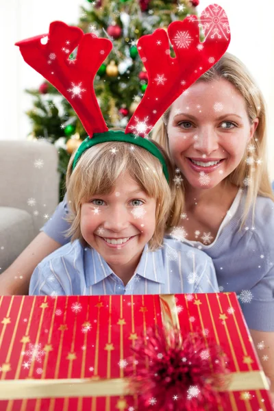 Mamma och hennes son uppackning gåva — Stockfoto