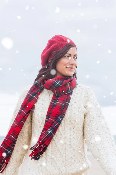 Hübsche Frau in stylischer warmer Kleidung — Stockfoto