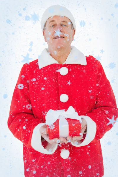 Homem festivo segurando presente de Natal — Fotografia de Stock