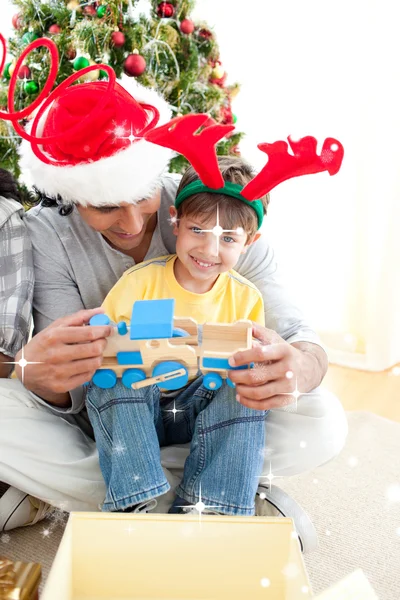 Vater und Sohn spielen mit Geschenk — Stockfoto