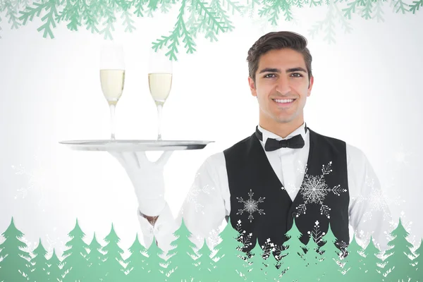 Cameriere attraente sorridente che tiene un vassoio con — Foto Stock