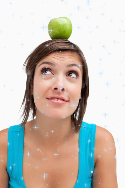 Donna in piedi in piedi con una mela verde — Foto Stock