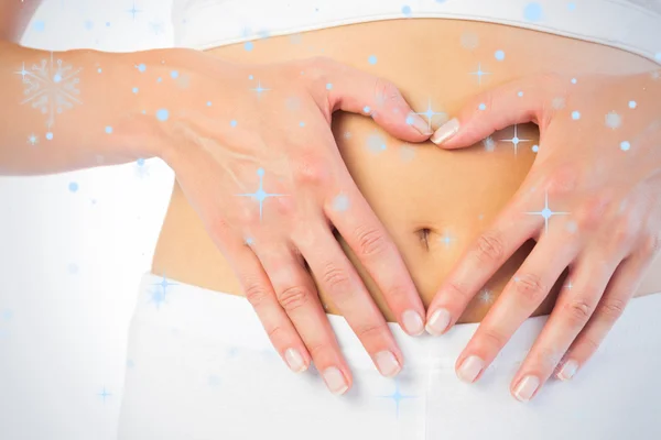 Mujer en forma sosteniendo su vientre — Foto de Stock