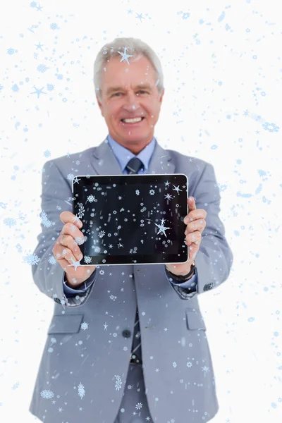 Volwassen handelaar voorstellende Tablet PC — Stockfoto