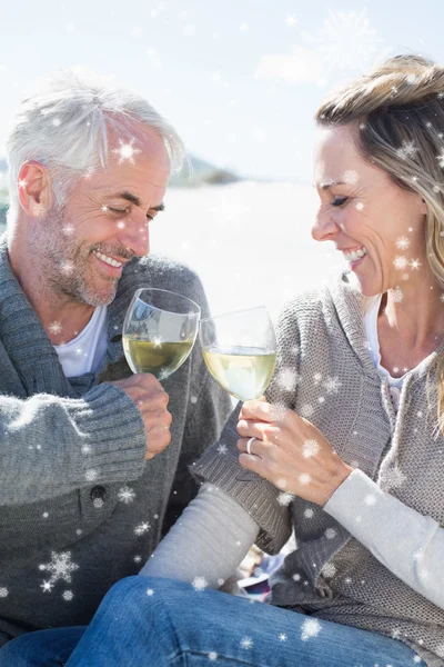 Пара наслаждается белым вином на пикнике — стоковое фото