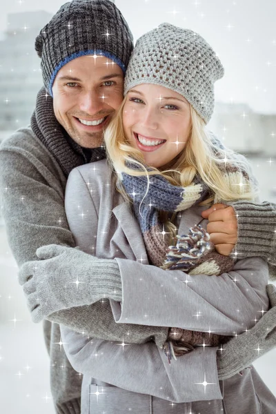 Couple en vêtements chauds souriant à la caméra — Photo