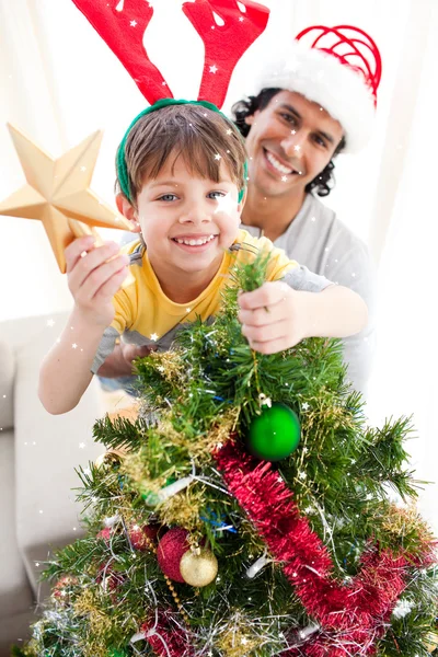 Père et fils décorant arbre de Noël — Photo