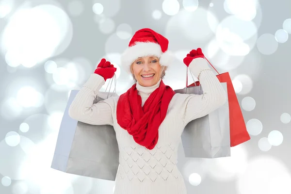 Mulher festiva segurando sacos de compras — Fotografia de Stock