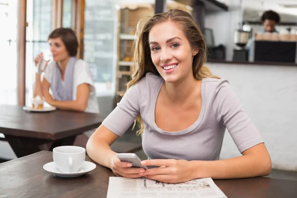 Pretty blonde sending text message — Stock Photo, Image