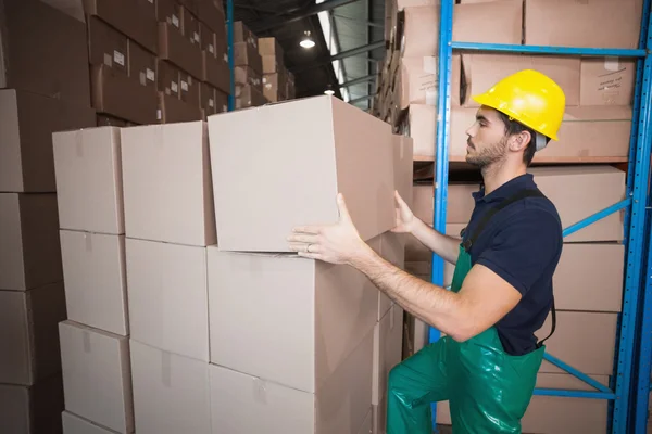 Warehouse worker loading up a pallet — Stock Photo, Image