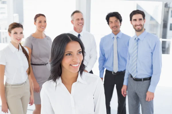 Mujer de negocios sonriendo a la cámara —  Fotos de Stock