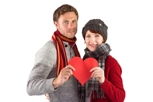 Pareja sosteniendo un corazón rojo — Foto de Stock