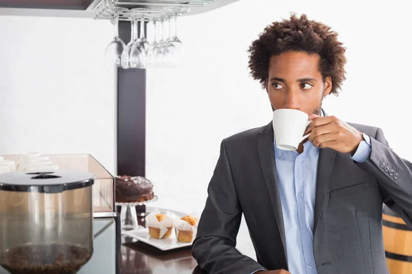 Heureux homme d'affaires prenant un café — Photo