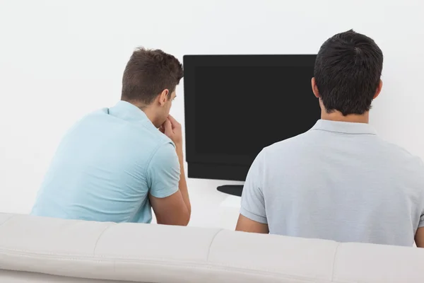 Les fans de football regardent la télévision — Photo