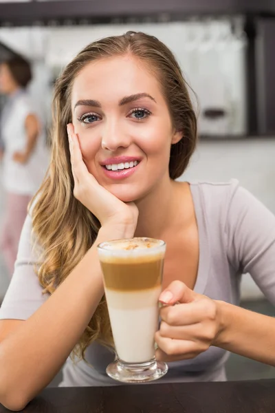 Hezká blondýnka se těší latte — Stock fotografie