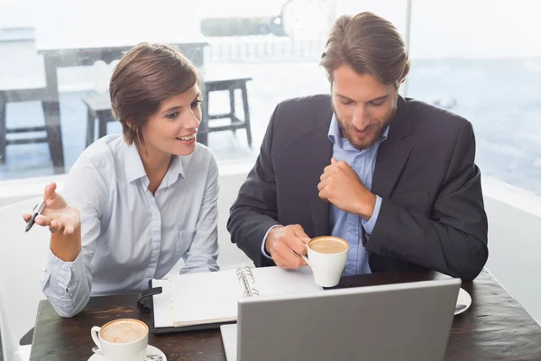 Compañeros de negocios teniendo una reunión — Foto de Stock