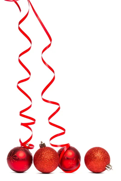 Четыре красных рождественских бальных украшения — стоковое фото