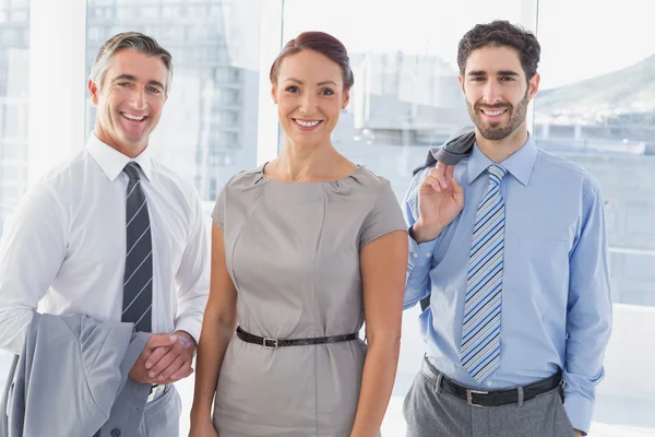 Affärskvinna leende på jobbet — Stockfoto