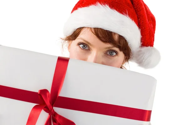 Žena drží vánoční dárek — Stock fotografie
