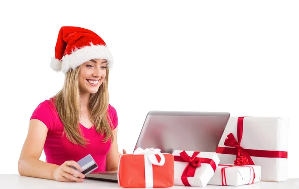 Feestelijke blonde online winkelen met laptop — Stockfoto