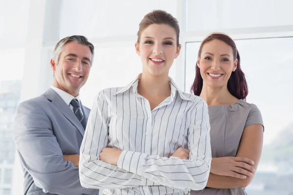 Mujer de negocios sonriente y sus colegas —  Fotos de Stock