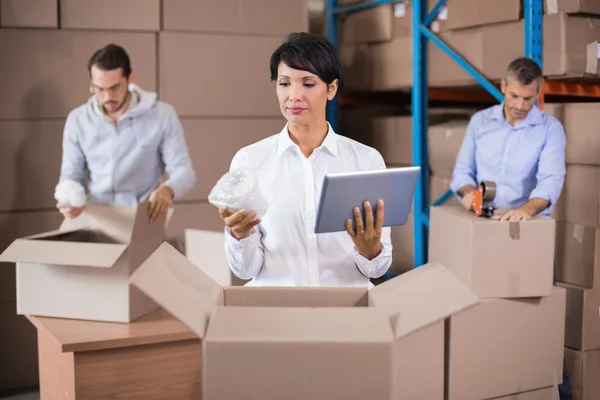 Warehouse workers packing up boxes — Stock Photo, Image