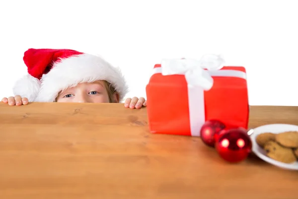 Criança olhando para o presente de Natal — Fotografia de Stock