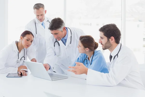 Doctors using a laptop together — Stock Photo, Image