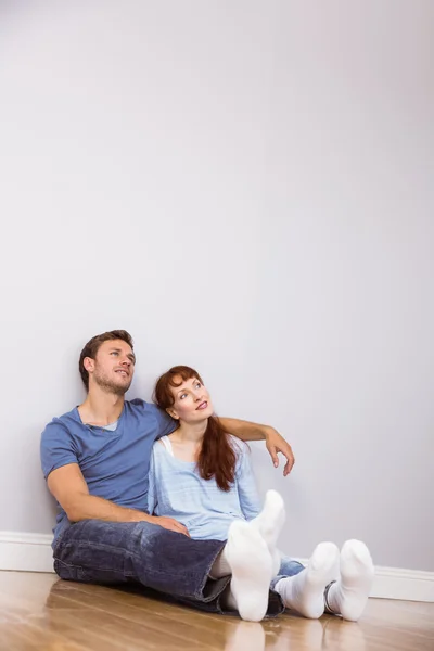 Casal sentado no chão juntos — Fotografia de Stock