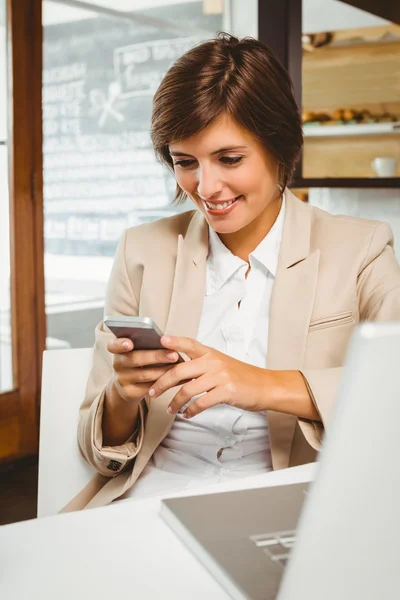 Bonita mujer de negocios en su descanso — Foto de Stock