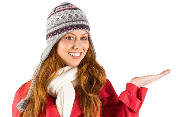 Mooie roodharige in warme kleding — Stockfoto