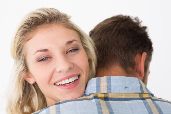 Primer plano de feliz joven pareja abrazando —  Fotos de Stock