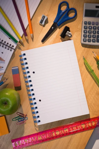 Tabela de alunos com material escolar — Fotografia de Stock