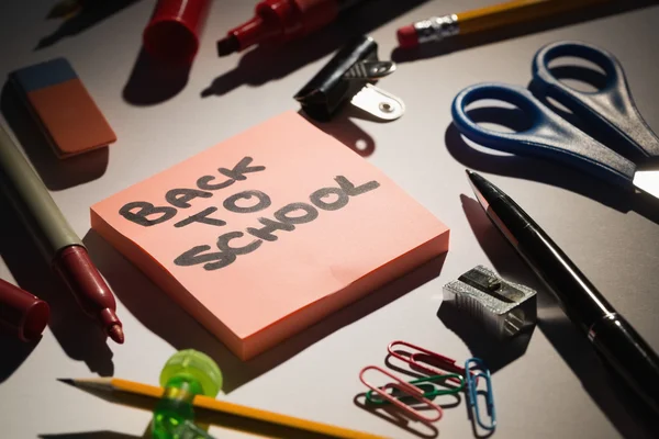 Tabel van de studenten met schoolbenodigdheden — Stockfoto