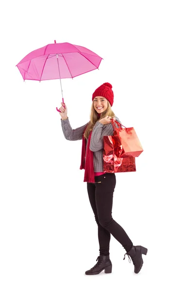 Festliche Blondine mit Regenschirm und Taschen — Stockfoto