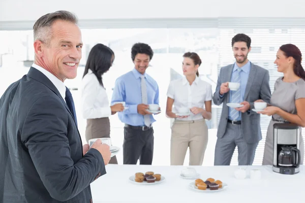 Equipo de negocios disfrutando de unas bebidas — Foto de Stock