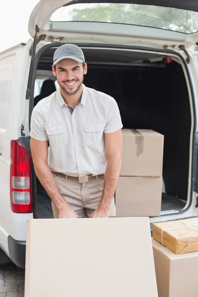 Bezorger laadt zijn busje met dozen — Stockfoto