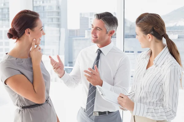 Empresário discute trabalho com colegas de trabalho — Fotografia de Stock