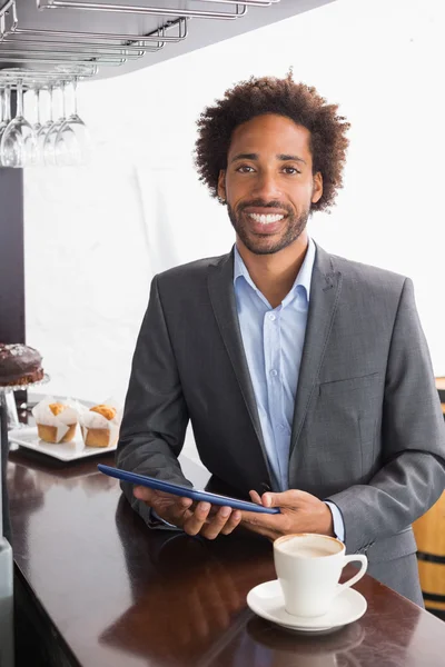 Empresário feliz tomando um café — Fotografia de Stock