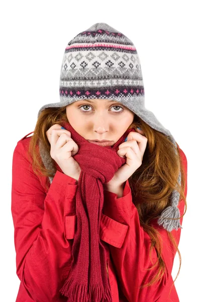 Ruiva fria usando casaco e chapéu — Fotografia de Stock