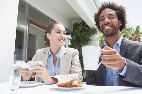 Zufriedene Geschäftsleute beim Mittagessen — Stockfoto