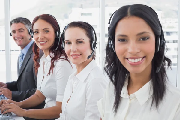 O empregado está a escrever nos computadores. — Fotografia de Stock