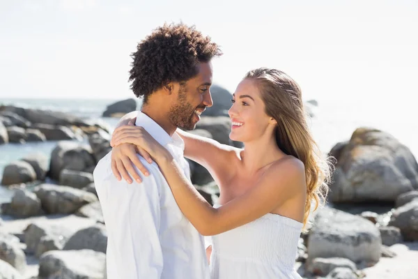 Lindo casal abraçando a costa — Fotografia de Stock