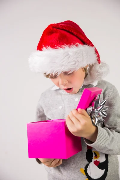 Niño abriendo su regalo de Navidad — Foto de Stock