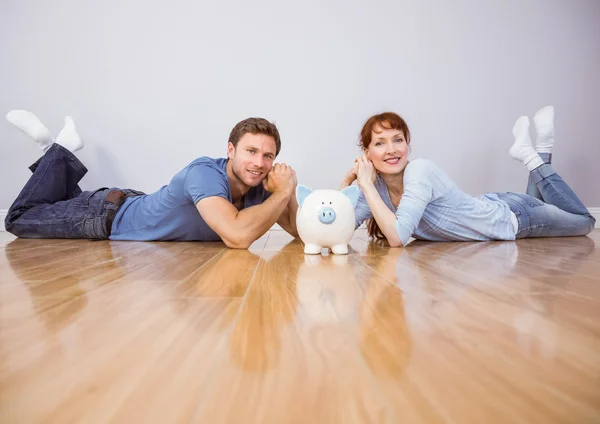 Couple lying on the floor — Stock Photo, Image