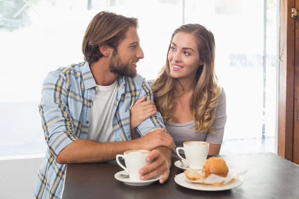 Pareja feliz disfrutando un café —  Fotos de Stock