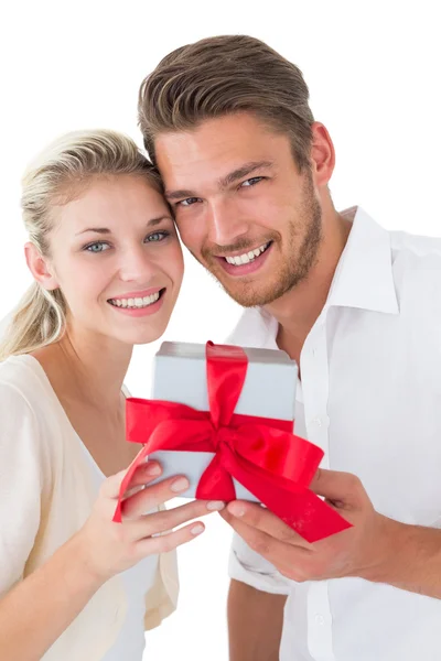 Atractiva pareja joven sosteniendo regalo — Foto de Stock