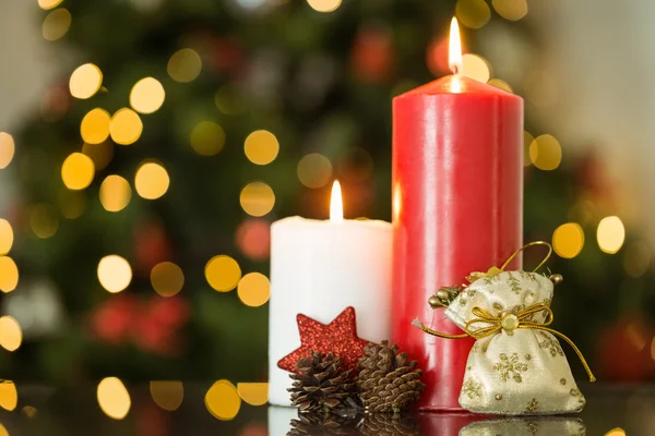 Focus op Kerst kaarsen en decoraties — Stockfoto